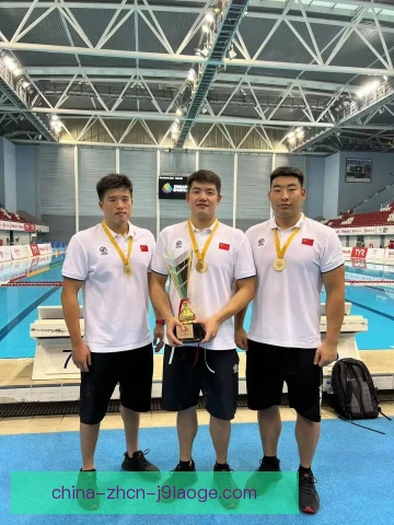 男子水球赛后拉伸，肩部与髋部放松不可少
